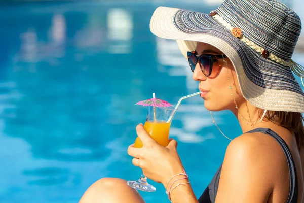 Close Gezicht Schot Van Schattige Vrouw Dragen Zonnehoed Genieten Fruit — Stockfoto