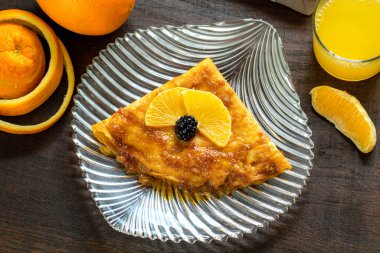 Karamelize edilmiş turuncu soslu ince krep manzarası.