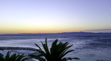 Günbatımı Podgora, Makarska Riviera, Dalmaçya, Hırvatistan Adriyatik Denizi üzerinde