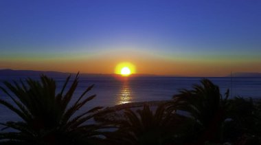 Günbatımı Podgora, Makarska Riviera, Dalmaçya, Hırvatistan Adriyatik Denizi üzerinde