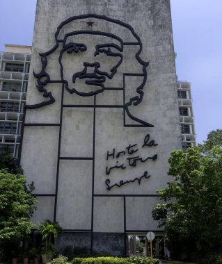 Küba kahraman Ernesto Che Guevara - Devrim Meydanı (La Plaza de la Revolucin), Havana, Küba 03.06.2018 üzerinde çelik bir anıt ile İçişleri Bakanlığı