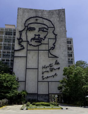 Küba kahraman Ernesto Che Guevara - Devrim Meydanı (La Plaza de la Revolucin), Havana, Küba 03.06.2018 üzerinde çelik bir anıt ile İçişleri Bakanlığı