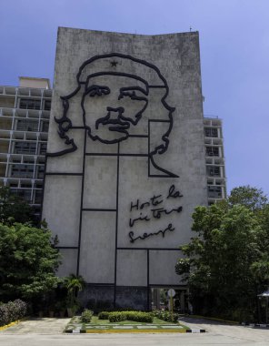 Küba kahraman Ernesto Che Guevara - Devrim Meydanı (La Plaza de la Revolucin), Havana, Küba 03.06.2018 üzerinde çelik bir anıt ile İçişleri Bakanlığı