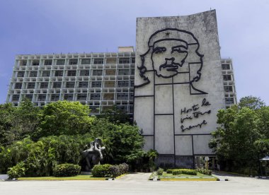 Küba kahraman Ernesto Che Guevara - Devrim Meydanı (La Plaza de la Revolucin), Havana, Küba 03.06.2018 üzerinde çelik bir anıt ile İçişleri Bakanlığı