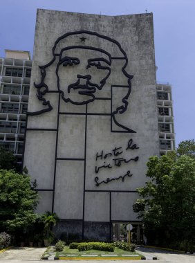 Küba kahraman Ernesto Che Guevara - Devrim Meydanı (La Plaza de la Revolucin), Havana, Küba 03.06.2018 üzerinde çelik bir anıt ile İçişleri Bakanlığı