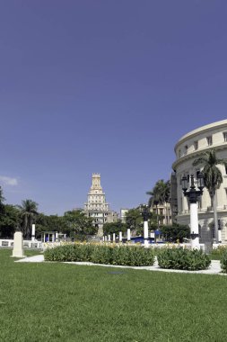 Arka plan - Havana, Küba 04.06.2018 binada telekomünikasyon ile ulusal Capitol yanındaki park