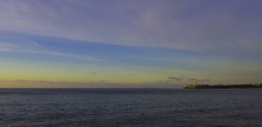 Morro kalesi ile Atlantik Okyanusu üzerinden günbatımı arka planda - Havana, Küba 