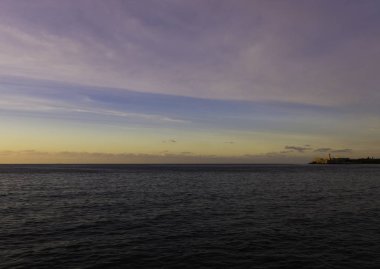 Morro kalesi ile Atlantik Okyanusu üzerinden günbatımı arka planda - Havana, Küba 