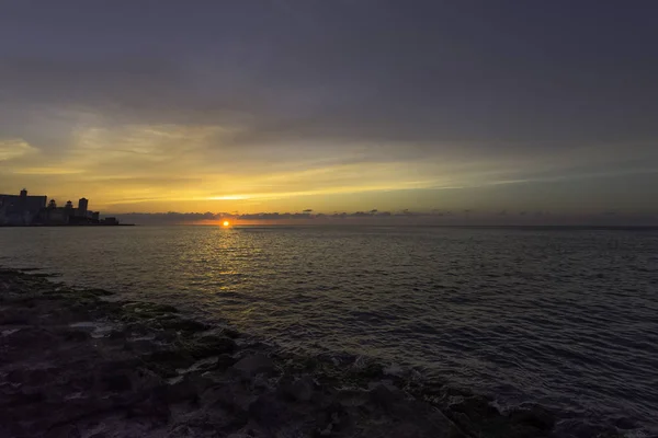 Puesta Sol Sobre Océano Atlántico Con Edificio Residencial Segundo Plano —  Fotos de Stock