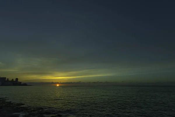 아바나 쿠바에서에서 Malecon 대서양 — 스톡 사진