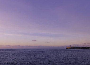 Morro kalesi ile Atlantik Okyanusu üzerinden günbatımı arka planda - Havana, Küba 