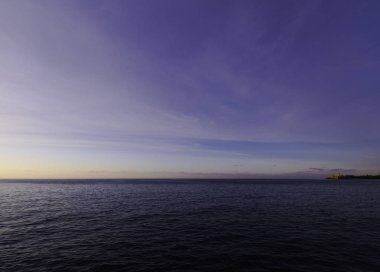 Morro kalesi ile Atlantik Okyanusu üzerinden günbatımı arka planda - Havana, Küba 