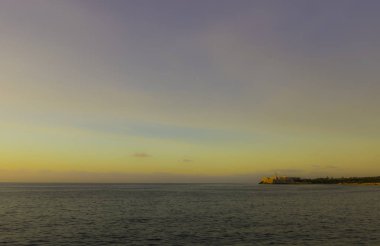 Morro kalesi ile Atlantik Okyanusu üzerinden günbatımı arka planda - Havana, Küba 
