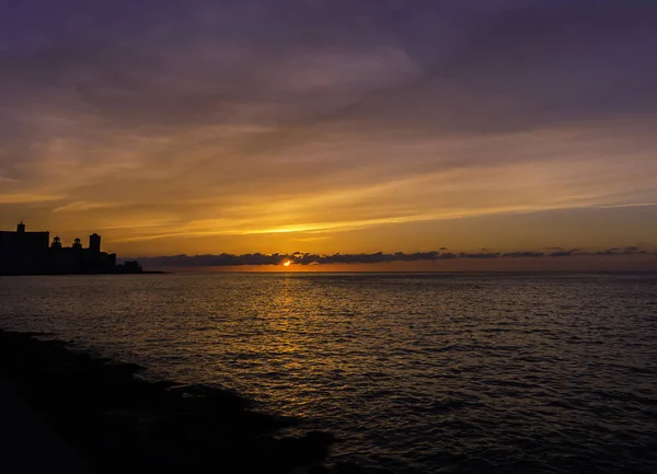 Sonnenuntergang Über Dem Atlantik Mit Wohnhaus Hintergrund Havanna Kuba — Stockfoto