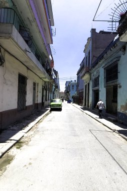 Havana'nın yoIda, eski konut - Havana, Küba 03.06.2018 üzerinde