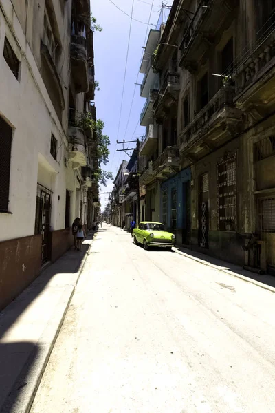 Rua Havana Com Edifícios Residenciais Antigos Havana Cuba 2018 — Fotografia de Stock