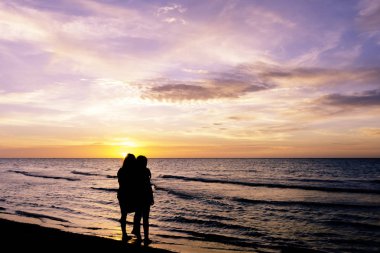 Gün batımı sırasında dostluk Küba plaj - Varadero, Küba