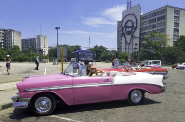Havana, Küba'da eski model Amerikan araba 03.06.2018 üzerinde