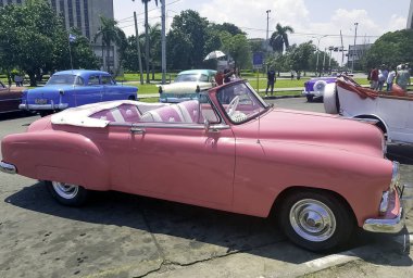 Havana, Küba'da eski model Amerikan araba 03.06.2018 üzerinde