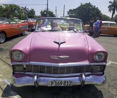 Havana, Küba'da eski model Amerikan araba 03.06.2018 üzerinde