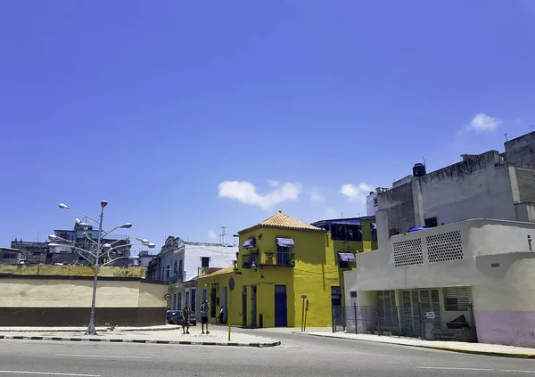 哈瓦那街道与老住宅大厦 哈瓦那 古巴在03 2018 — 图库照片