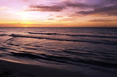 Domuzlar Körfezi ve Karayip Denizi Küba'da günbatımı 