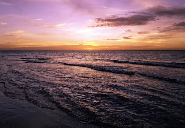 Domuzlar Körfezi ve Karayip Denizi Küba'da günbatımı 