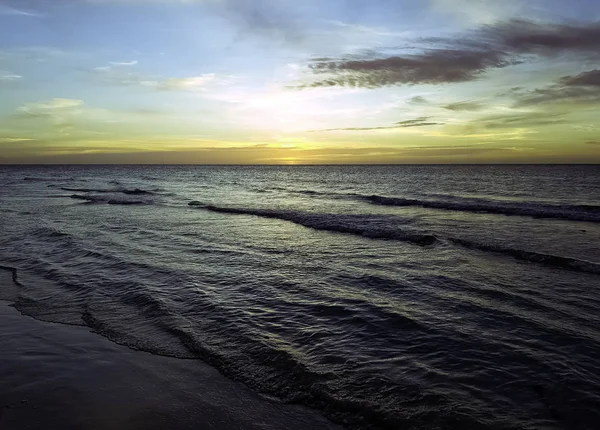 Domuzlar Körfezi ve Karayip Denizi Küba'da günbatımı 