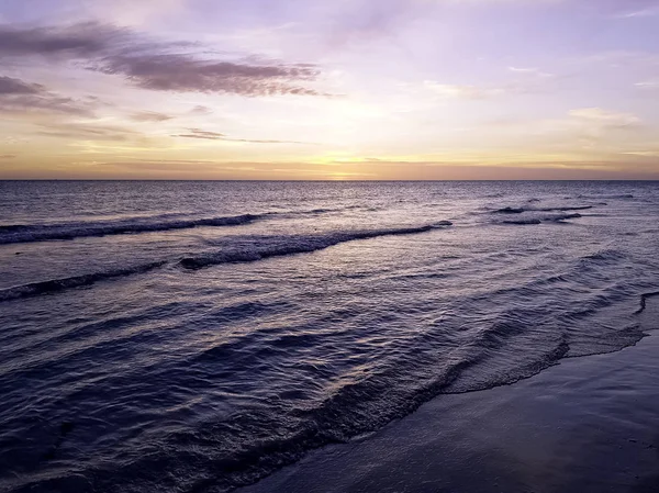 Domuzlar Körfezi ve Karayip Denizi Küba'da günbatımı 