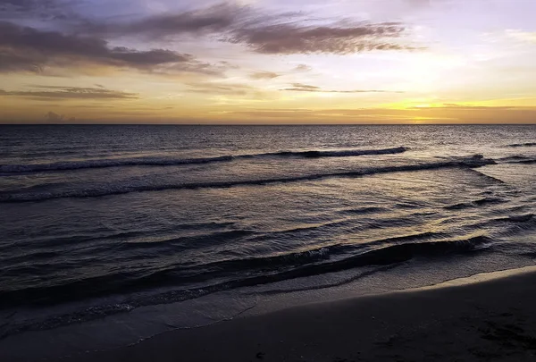 Domuzlar Körfezi ve Karayip Denizi Küba'da günbatımı 