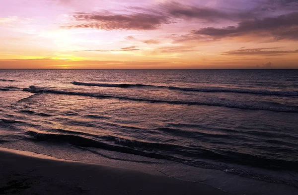 Domuzlar Körfezi ve Karayip Denizi Küba'da günbatımı 