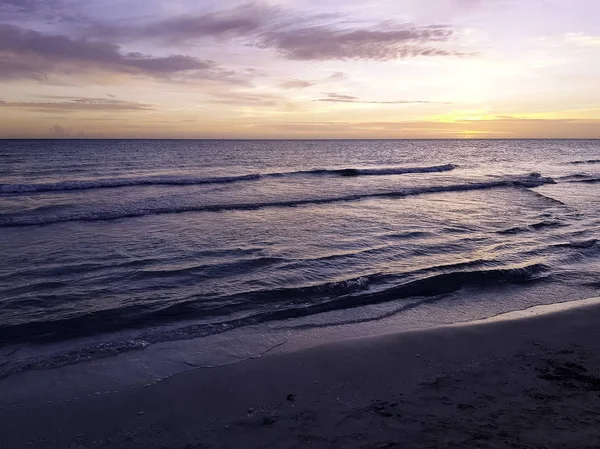 Domuzlar Körfezi ve Karayip Denizi Küba'da günbatımı 