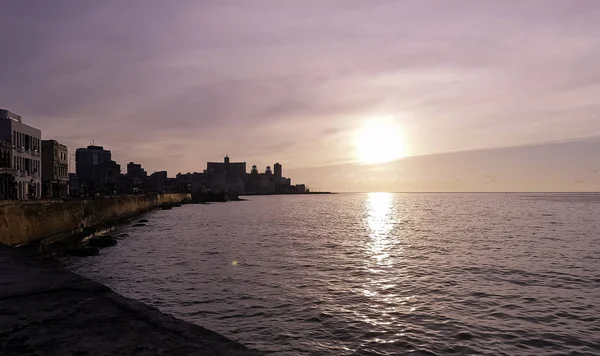 Günbatımı Malecón Atlantik Okyanusu Üzerinde Arka Planda Havana Küba Konut — Stok fotoğraf