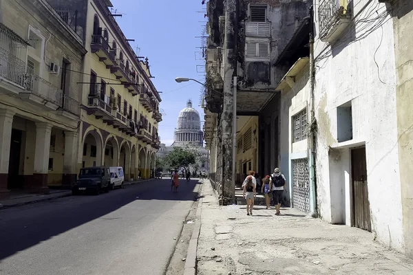 哈瓦那街道与老住宅大厦和国会大厦 Capitolio 哈瓦那 古巴在03 2018 — 图库照片