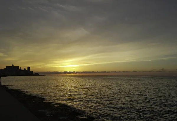 아바나 쿠바에서에서 Malecon 대서양 — 스톡 사진