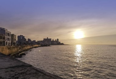Günbatımı Malecón ve Atlantik Okyanusu üzerinde arka planda - Havana, Küba'da konut bina ile 