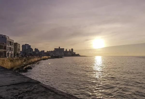 Günbatımı Malecón Atlantik Okyanusu Üzerinde Arka Planda Havana Küba Konut — Stok fotoğraf