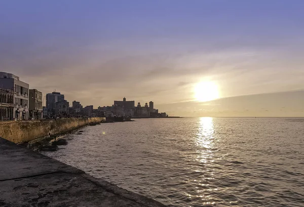 Günbatımı Malecón Atlantik Okyanusu Üzerinde Arka Planda Havana Küba Konut — Stok fotoğraf