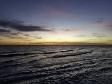 Küba plaj su üzerinde dramatik günbatımı