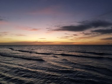 Küba plaj su üzerinde dramatik günbatımı