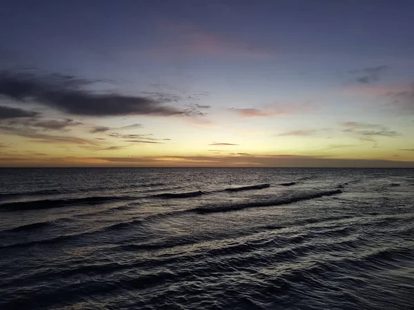 Pôr Sol Dramático Sobre Água Praia Cubana — Fotografia de Stock