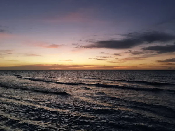 Küba plaj su üzerinde dramatik günbatımı