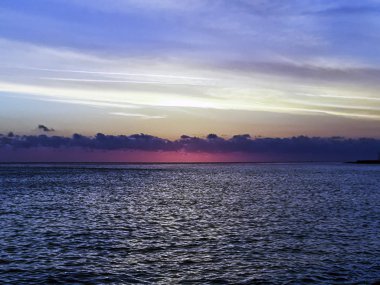 Küba plaj su üzerinde dramatik günbatımı