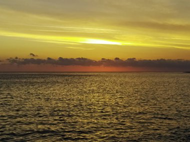 Küba plaj su üzerinde dramatik günbatımı