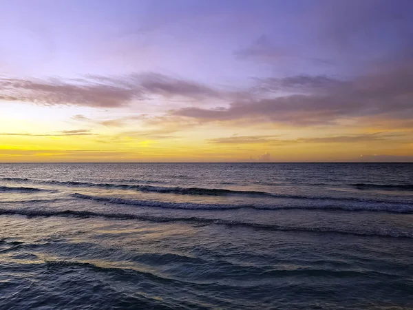 Küba plaj su üzerinde dramatik günbatımı