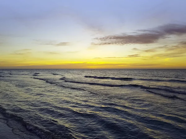 キューバのビーチで水に劇的な沈む夕日 — ストック写真