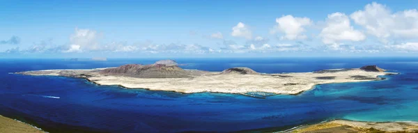화산섬인라 그라시 스페인 카나리아 제도의 란사로테섬에서 바라본 — 스톡 사진