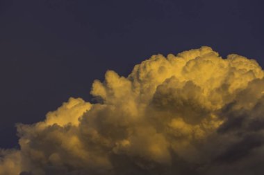 Fırtınanın ardından Londra üzerindeki turuncu bulutlar bir toz olayına neden oldu ve Ekim 2017 'de güneşi kırmızıya çevirdi - Londra, Birleşik Krallık