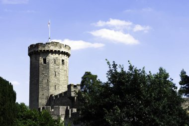 Warwick Castle - Warwick, Warwickshire, İngiltere üzerinde 05 Ağustos 2018 kulesinde adam
