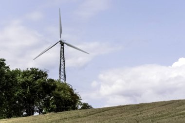 Yel değirmeni elektrik enerjisi üretimi içinde Choczewo, Kaszuby, Polonya için alanıyla